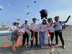 圖11觀光局高閔琳局長與南薩摩市副市長竹內淳郎等貴賓共同DIY彩繪風箏。