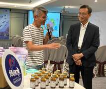 海洋局黄登福副局长聆听厂商介绍产品