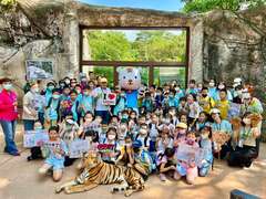壽山動物園在孟加拉虎展場前進行定點導覽
