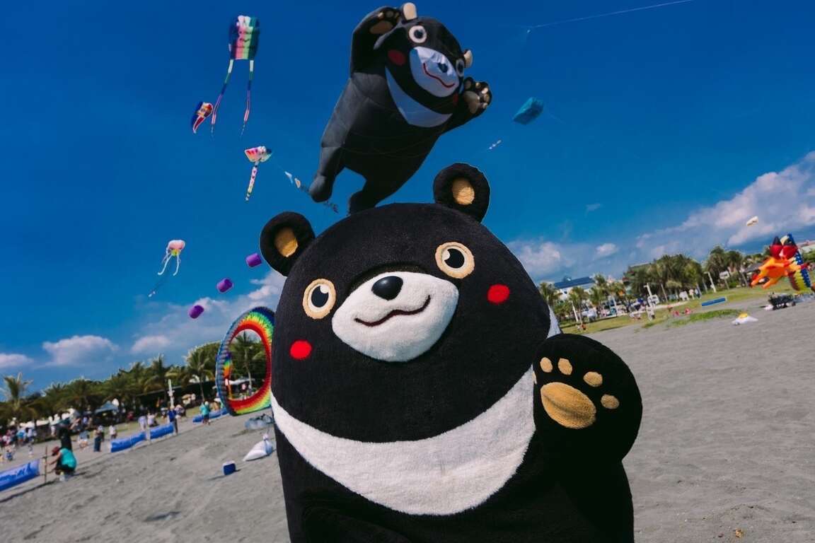 图3跟高雄熊到旗津风筝节欣赏大型主题风筝_0