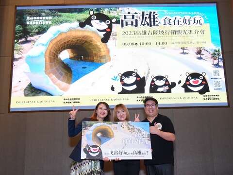 图说四：高闵琳局长与大马知名网红飞常好玩共推高雄好吃好玩景点