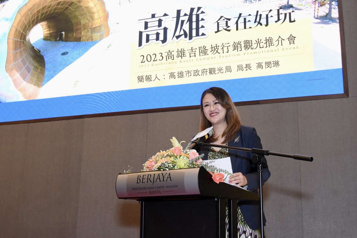 图说一:高闵琳局长向大马贵宾介绍高雄最新观光资源