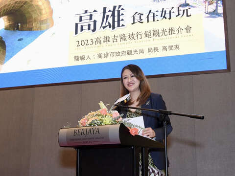 图说一：高闵琳局长向大马贵宾介绍高雄最新观光资源