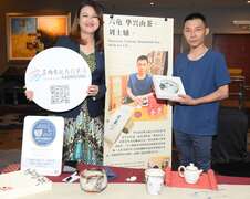 图说十三：高闵琳局长与高雄职人六龟区新发华兴山茶刘士辅行销六龟山茶