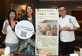 图说十：高闵琳局长与高雄职人冈山WOW烘培甜点店李侑昌行销高雄观光