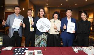 图说六：高闵琳局长携手观光相关业者行销高雄