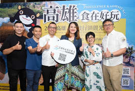 图说十六：高闵琳局长携手享誉星马美食作家陈静宜老师（右二）、高雄职人盐埕小熊奶茶黄淯腾（左一）、六龟区新发华兴山茶刘士辅（左二）、冈山WOW烘培甜点店李侑昌（左二）、桥头鹅肉&乐朋鹅油陈良士（右一）