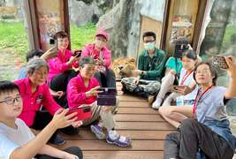 图4 保育员分享非洲狮故事，园区志工自拍与狮同框