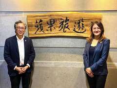 图9.观光局高闵琳局长与苹果旅游拿督斯里许育兴董事