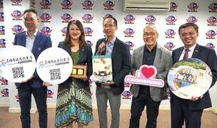 图4.观光局高闵琳局长与MATTA王振添主席（中）、MATTA监事会许光标主席（右二）、出境部Ch