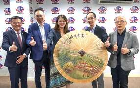 图2.观光局高闵琳局长与MATTA王振添主席（右二）、 MATTA监事会许光标主席（右一）、出境
