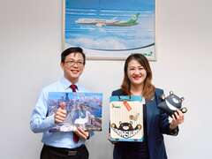 图14.观光局高闵琳局长与长荣航空马来西亚分公司曾世杰主任就直航高雄交换意见