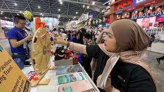 圖說十：2023新加坡NATAS秋季國際旅展，穆斯林朋友參與高雄攤互動遊戲。