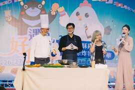图8.拥有31万粉丝马来西亚网红「飞常好玩」享用最道地咸酥鸡美味