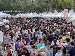 图4.咸酥鸡嘉年华周末两日涌入十万人_0