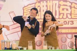 4.秘书长郭添贵到场担任一日店长，与百万网红「La la 苏心甯」共同示范手摇珍珠奶茶