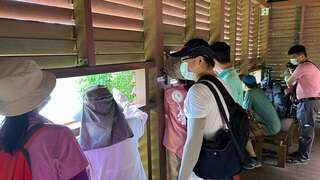 3.爱鸟民众在赏鸟小屋内观察湿地生态