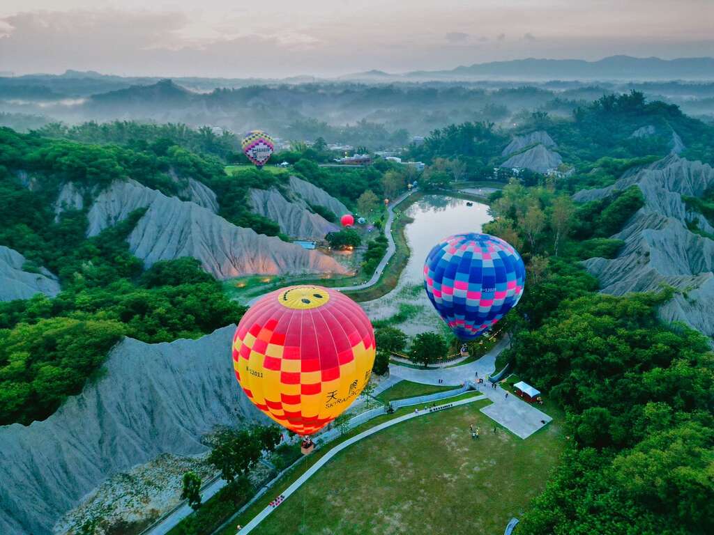 图3.月世界云腾雾绕的山岚美景与热气球共筑美丽风景
