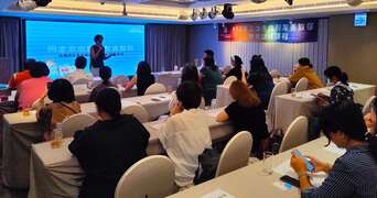 图10台下仔细聆听训练课程内容