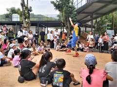 图7 游客欣赏街头艺人表演