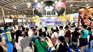 10.高雄馆吸引满满游客前来