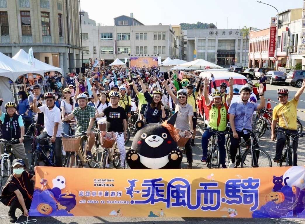 图1、观光局长高闵琳带领200名游客骑单车游鼓山