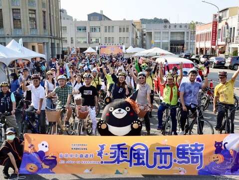 图1、观光局长高闵琳带领200名游客骑单车游鼓山