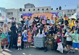图4、现场民众以搞怪创意造型参加乘风而骑
