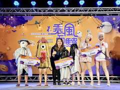 图13、高闵琳局长与团体组前三名合照