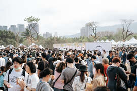 图2：今年生活节市集人潮照片