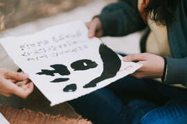图8：今年生活节民众与展摊互动