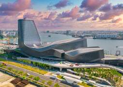 图8.崭新的高雄港埠旅运中心暨是新地标也连结邮轮观光新玩法