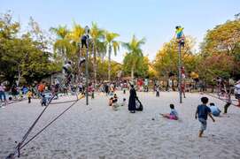 圖6：蓮池潭兒童公園的大沙坑及攀爬網，每到假日吸引很多民眾遊玩