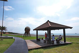 圖7旗津沙灘救生站前涼亭增設座椅，供遊客乘涼休憩使用