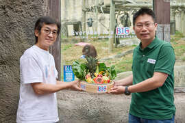 圖5 魏德聖導演為紅毛猩猩「咪咪」準備豐盛蔬果禮盒(米倉影業提供)