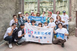 图1 魏德圣导演与演员们带着礼物回到寿山动物园拜访红毛猩猩「咪咪」(米仓影业提供)