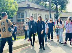 图二、活动由高雄市地方创生协会以徒步方式导览黄埔新村。