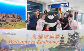 圖說三：觀光局高閔琳局長致贈伴手禮給新加坡家族旅客。
