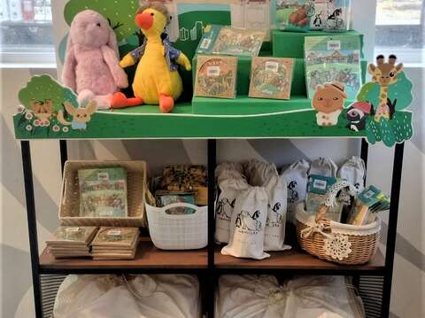 图4 顽皮世界特色商品在寿山动物园「白舍」上架贩售