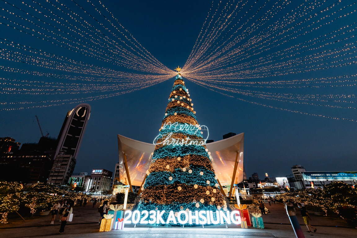 图1.2023圣诞都会生活节20公尺高圣诞树在中央公园