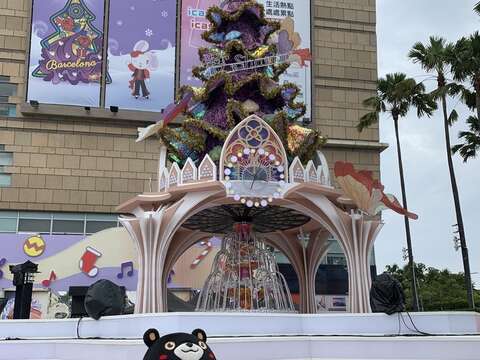 图3 梦时代购物广场Purple Wish圣诞树