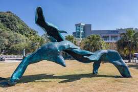 图2.「海洋之舞」作品由另个角度看则是「入」字，代表入口，正可作为迎宾的地标。