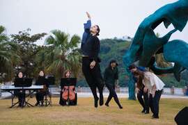 图8.舞蹈家高辛毓与团队演出作品「涟响」，呼应「海洋之舞」雕塑作品主题博得满堂彩。