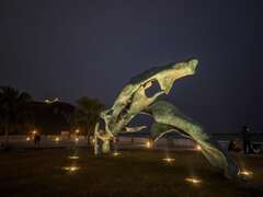 图5.「海洋之舞」座落在西子湾，随着时间不同有不一样的风貌，是靠海最近的浪漫公共艺术作品。