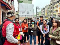 图三、凤山城文化志工协会导览龙山寺