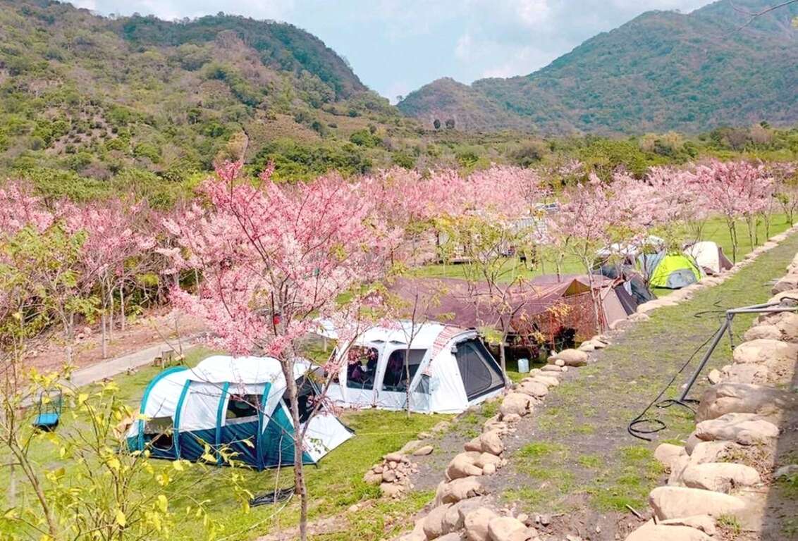 图8. 高雄六龟山林花语的远山望月露营场。