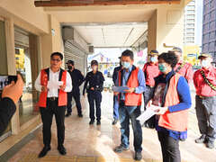 图1市府观光局会同警察局、消防局、台水、台电等单位至前金区非法旅宿强制执行断水断_