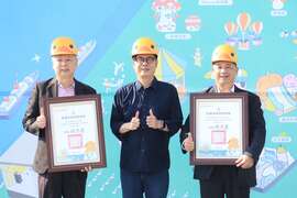 圖2:陳其邁市長致贈感謝狀給李賢義董事長及王錦榮總經理並合影。