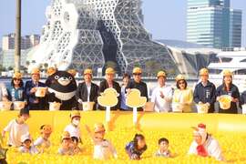 图4:陈其迈市长及贵宾们於球池前进行启动仪式及大合照。