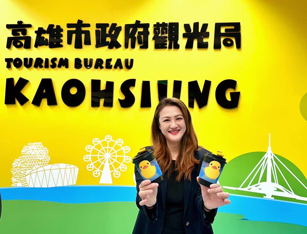 图4高雄市政府观光局高闵琳局长与小鸭杯塞合影。